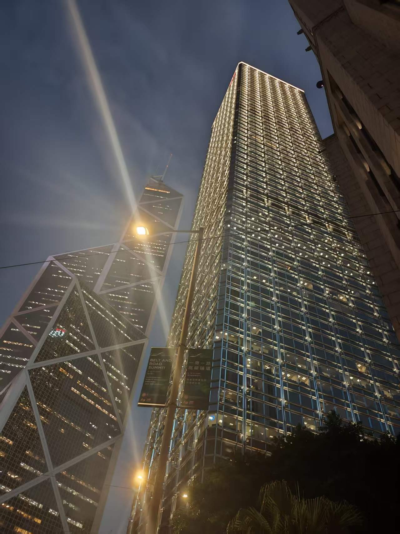 中环花园道口，仰拍中银大厦与长江集团中心的夜景