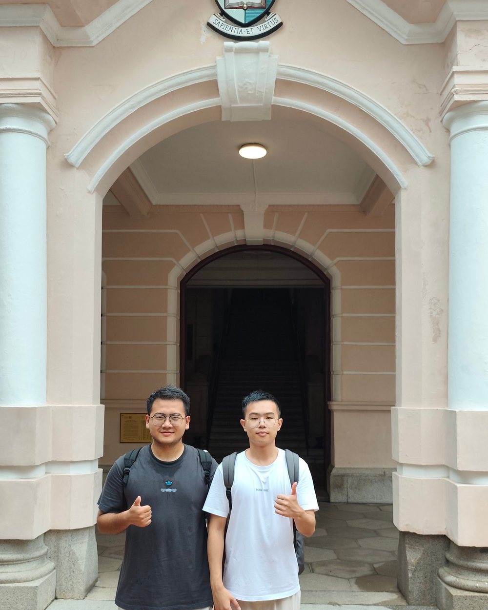 C同学与我在港大本部大楼前