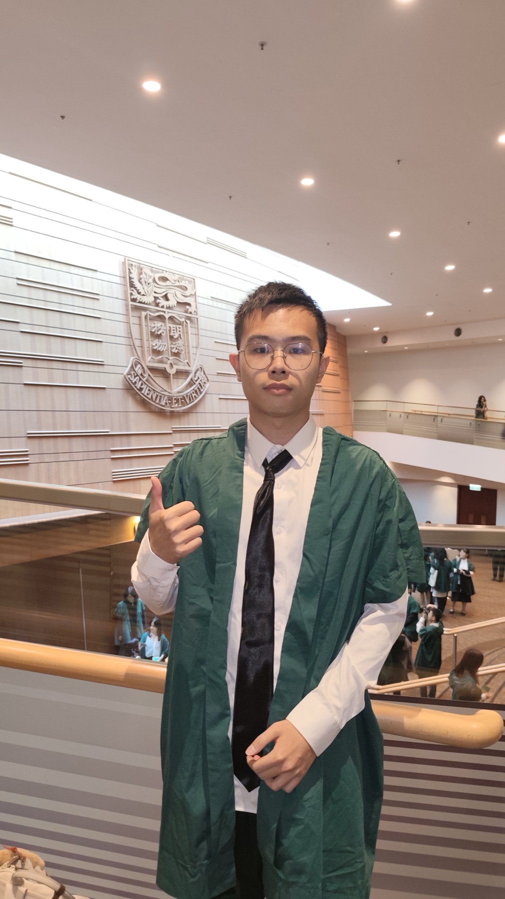 开学典礼，绿袍与港大校徽
