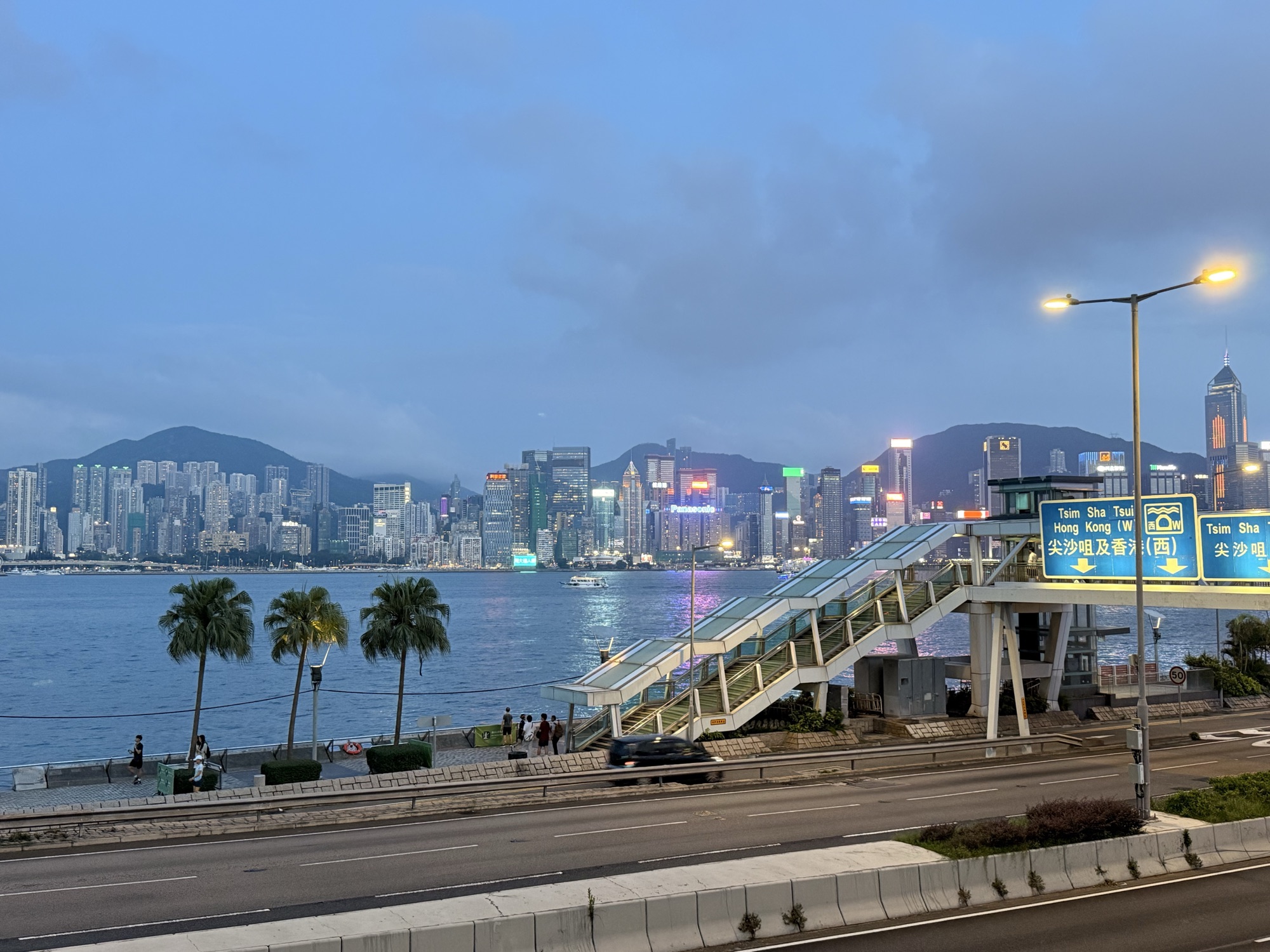 维多利亚港的蓝调时刻