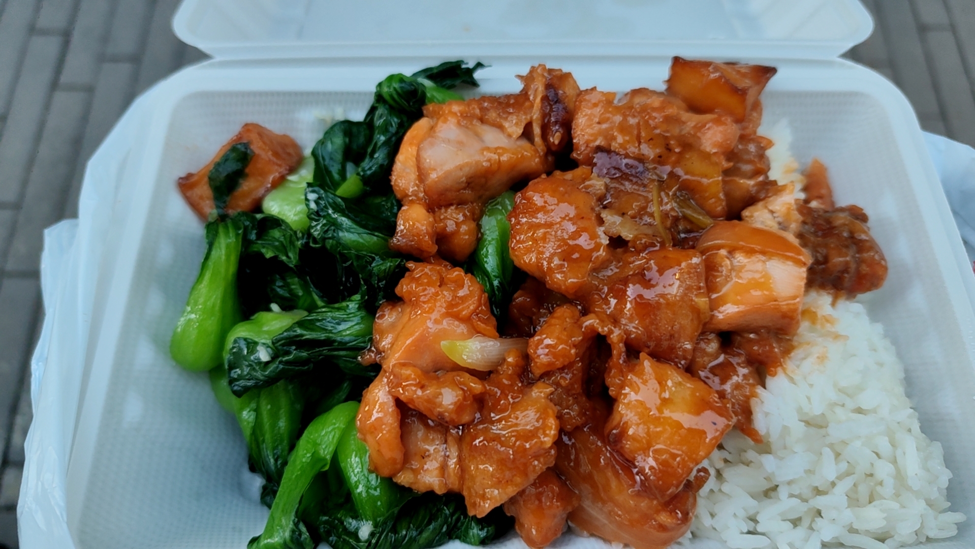 一盒两餸饭：蜜汁叉烧、青菜盖住白饭