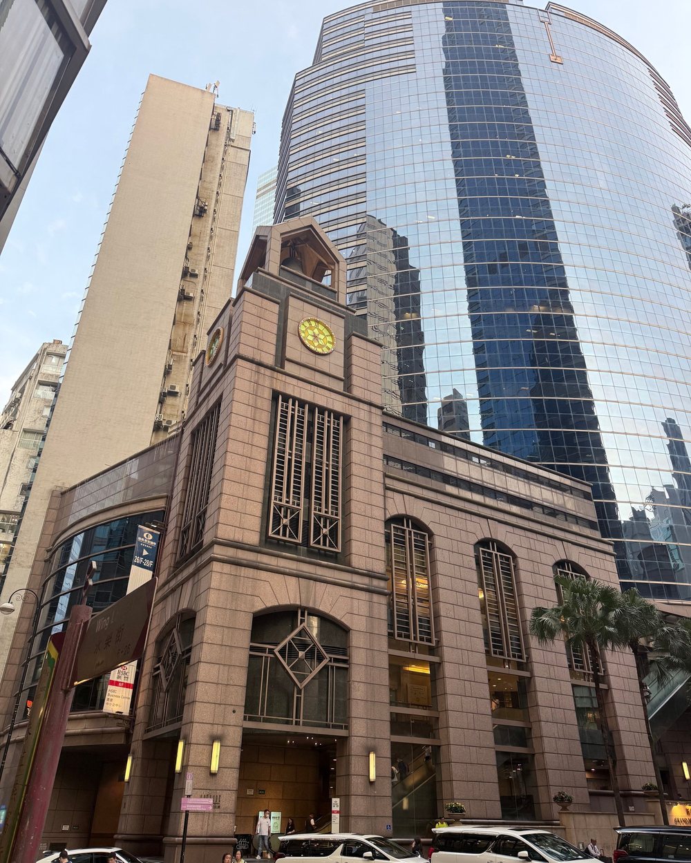 Y同学发来的照片：街角的钟楼与玻璃幕墙
